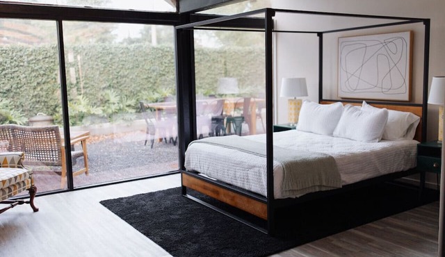 2 mi from LSU! MCM Masterpiece - Sleeps 10 in Baton Rouge