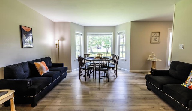 Huge screened porch/Jacuzzi/Game room/Trampoline/Fire pit/ Lake access in Blakeslee