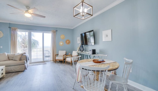 Gorgeous condo with gulf views, pool & hot tub in Mexico Beach. Sleeps 6. in Mexico Beach