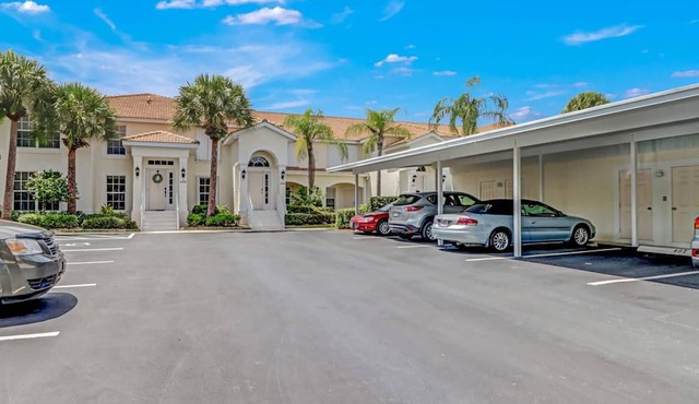 Elevated Colonial Country Club Active, Social Lifestyle! Stunning End-Unit Ground-Floor Retreat! in Fort Myers