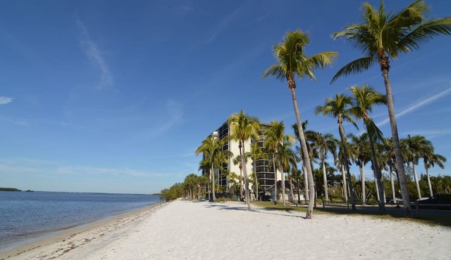 Sanibel Harbour Resort Harbour Tower 1011: Private beach retreat with gulf coast sunset views in Fort Myers