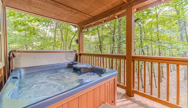ROMANTIC GETAWAY COZY CABIN in Cleveland