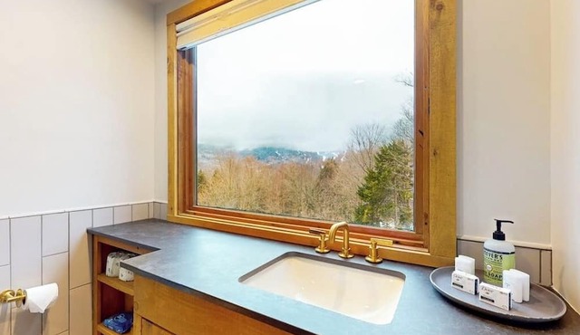 Ski home in the woods with a private hot tub & mountain views in Fayston