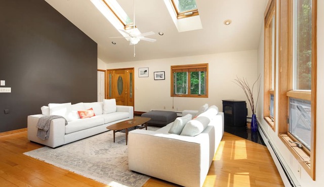 Hudson Valley Private Retreat with 3 bedrooms, 2 living spaces, and a pond. in Hillsdale