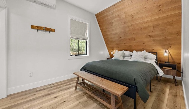 Fernwood: modern cabin with hot tub, putting green, pickleball in Hammondsport