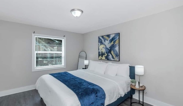 Central Buckhead 2BR apartment with king beds, full kitchen, fast Wi-Fi, and free parking — minutes from Lenox Square, Phipps Plaza, and top dining. in Atlanta