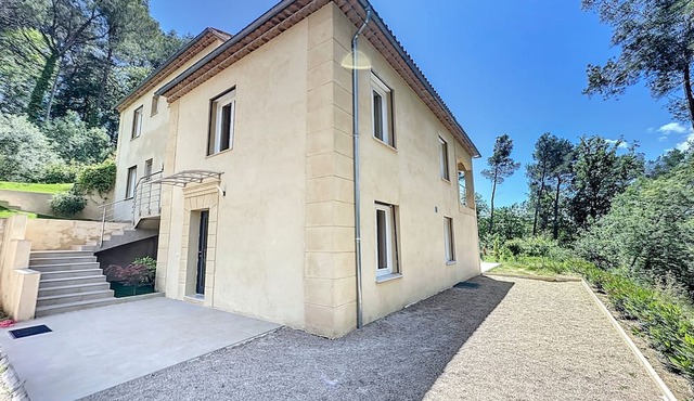 Provencal Escape: Charming House with Shared Pool in Le Rouret in Le Rouret
