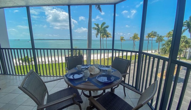 Sanibel Harbour Resort 237: Experience the sunsets on this Waterfront wrap around lanai in Fort Myers