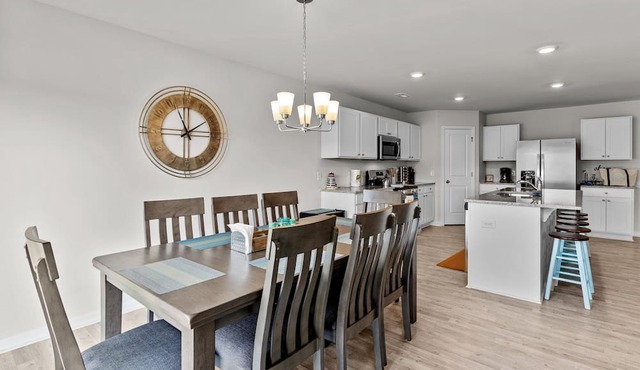 Coastal Eve Retreat-pets, fenced yard, beach gear, and more! in Southport