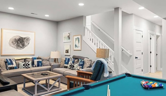 Modern Cottage "M" Luxury home w/hot tub, community pool-walk to town & beach in New Buffalo