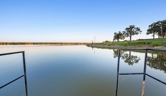 Lakefront RV spot- Peaceful & breathtaking views, ideal for relax and recharge! in Madill