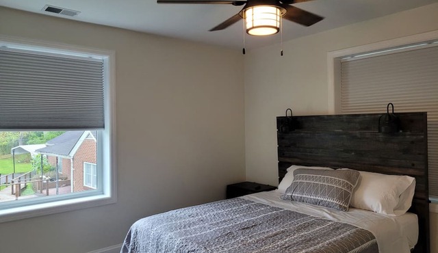 The Traveler On Main Suite #10- Across the Street from Back of the Dragon! in Tazewell