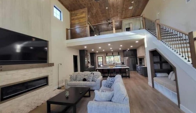 4-bedroom vacation home just 5 minutes from Lake Texoma in Kingston