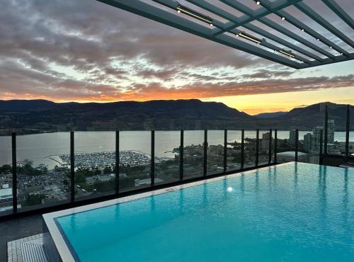 Rooftop Infinite Pool Iconic Lakeview Downtown Signature 2-Bedroom Loft in Kelowna