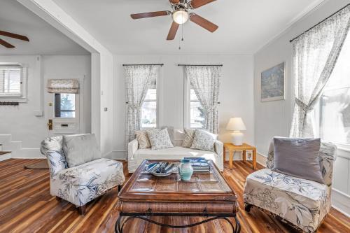 Broadway Cottage - Town, Hot Tub, Fire Pit, Grill, Wifi, Family Friendly, Pet Friendly in Berkeley Springs