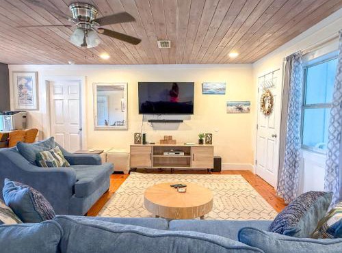 Pet Friendly Sleeps 9 Golf Cart Hot Tub - Weekly Discounts in Eastpoint