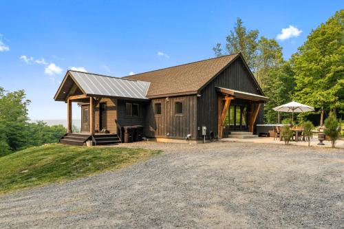 Secluded Beauty with Hot Tub & Views in Ellicottville